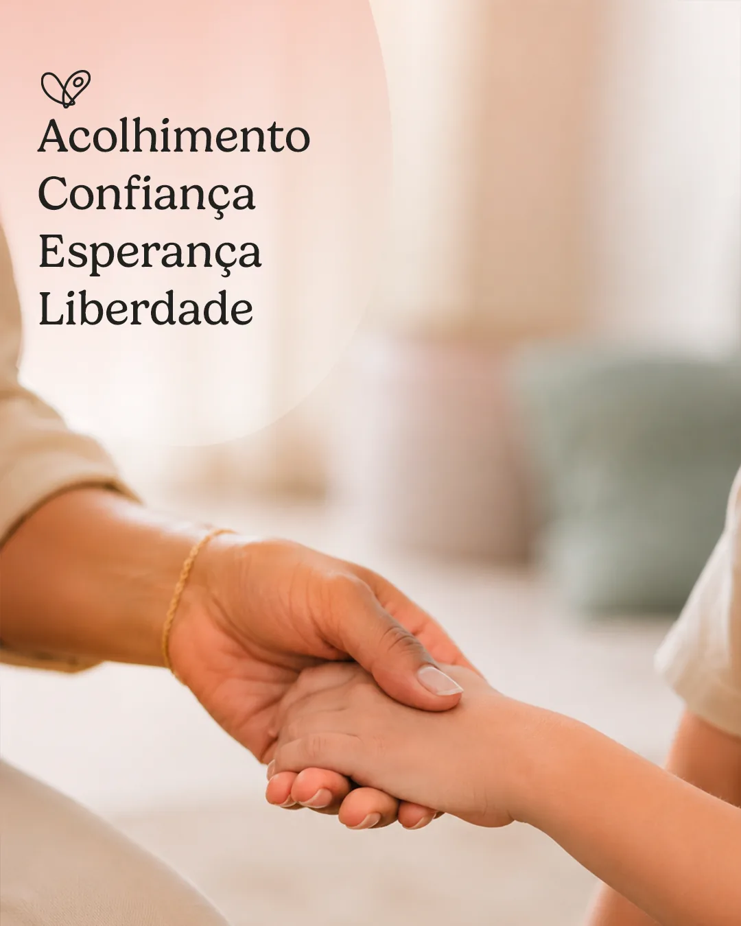 Mão de adulto segurando com cuidado a mão de uma criança.